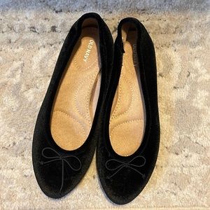 Old Navy black velvet bow flats. Worn once!
